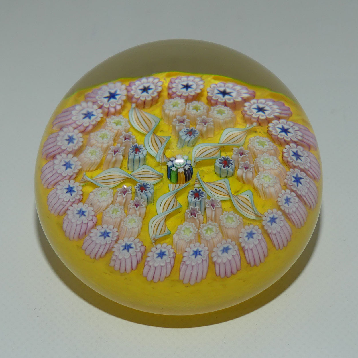 john-deacons-scotland-millefiori-5-spoke-small-paperweight-buttercup