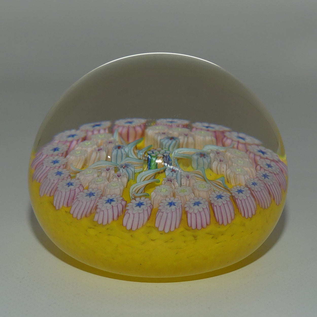 john-deacons-scotland-millefiori-5-spoke-small-paperweight-buttercup