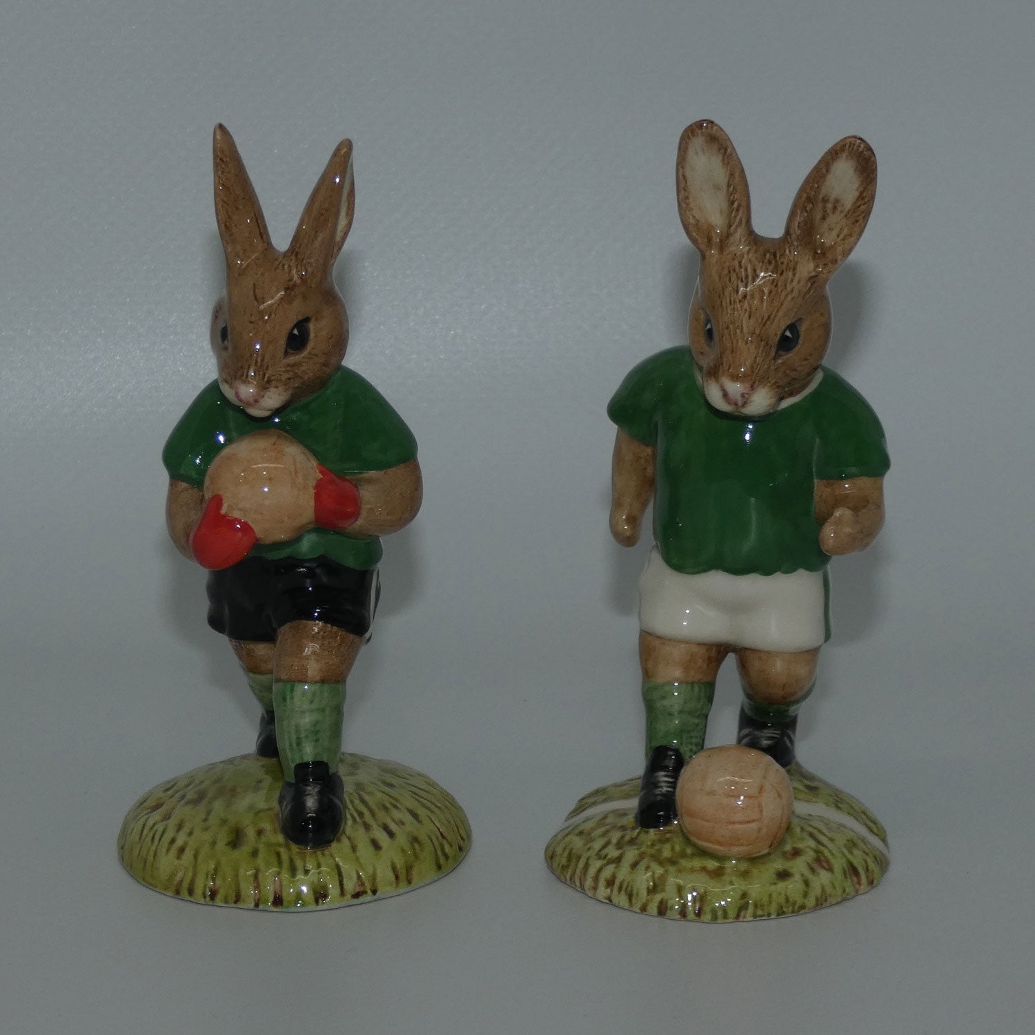 db116-117-royal-doulton-bunnykins-goalkeeper-footballer-set-green