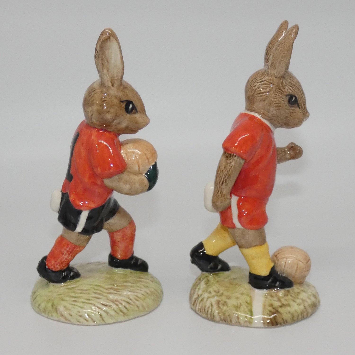 db118-119-royal-doulton-bunnykins-goalkeeper-footballer-set-red