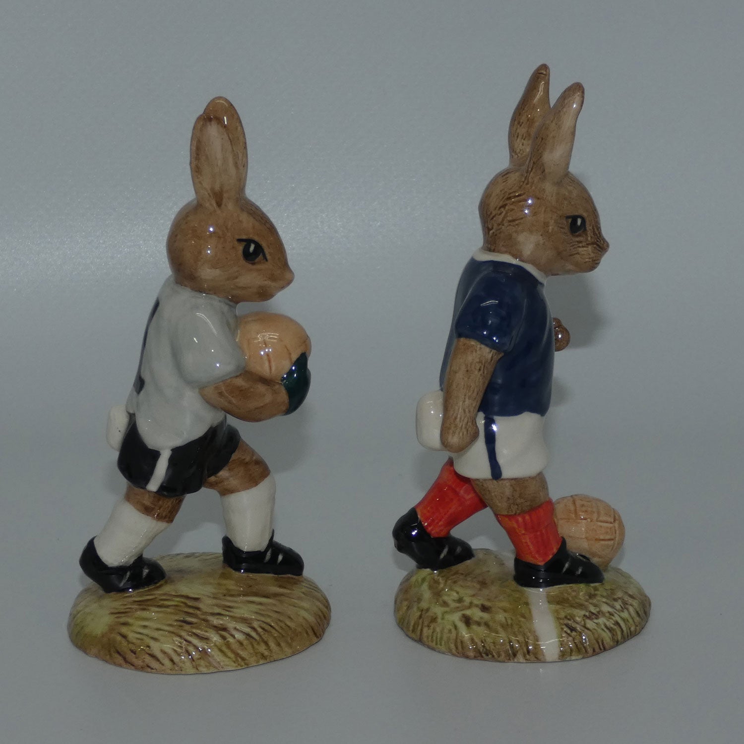 db122-123-royal-doulton-bunnykins-goalkeeper-soccer-player-set-white-blue