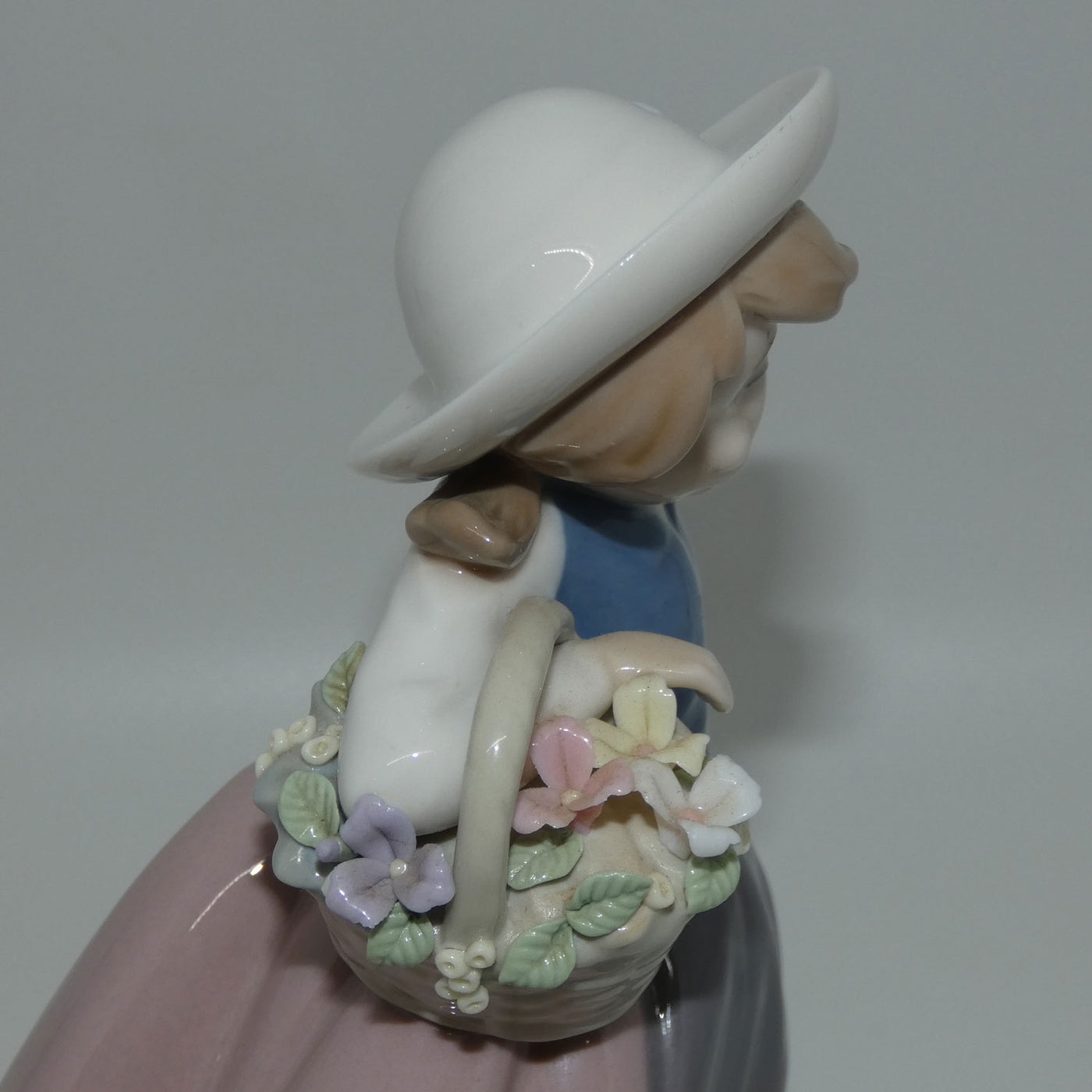 Lladro figure Sweet Scent #5221 | Jose Pucha – Roundabout Antiques