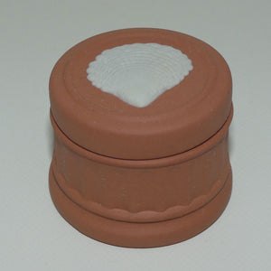 wedgwood-jasper-white-on-terra-cotta-shell-miniature-box-2