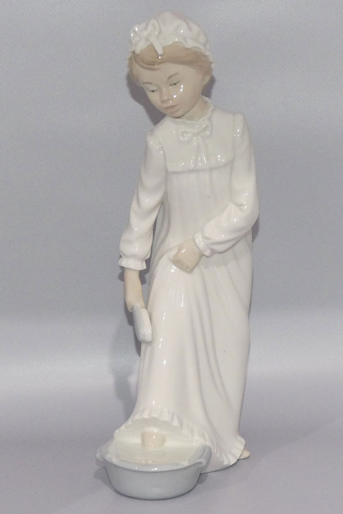 Nao by Lladro figurine Boy Washing His Feet #0231