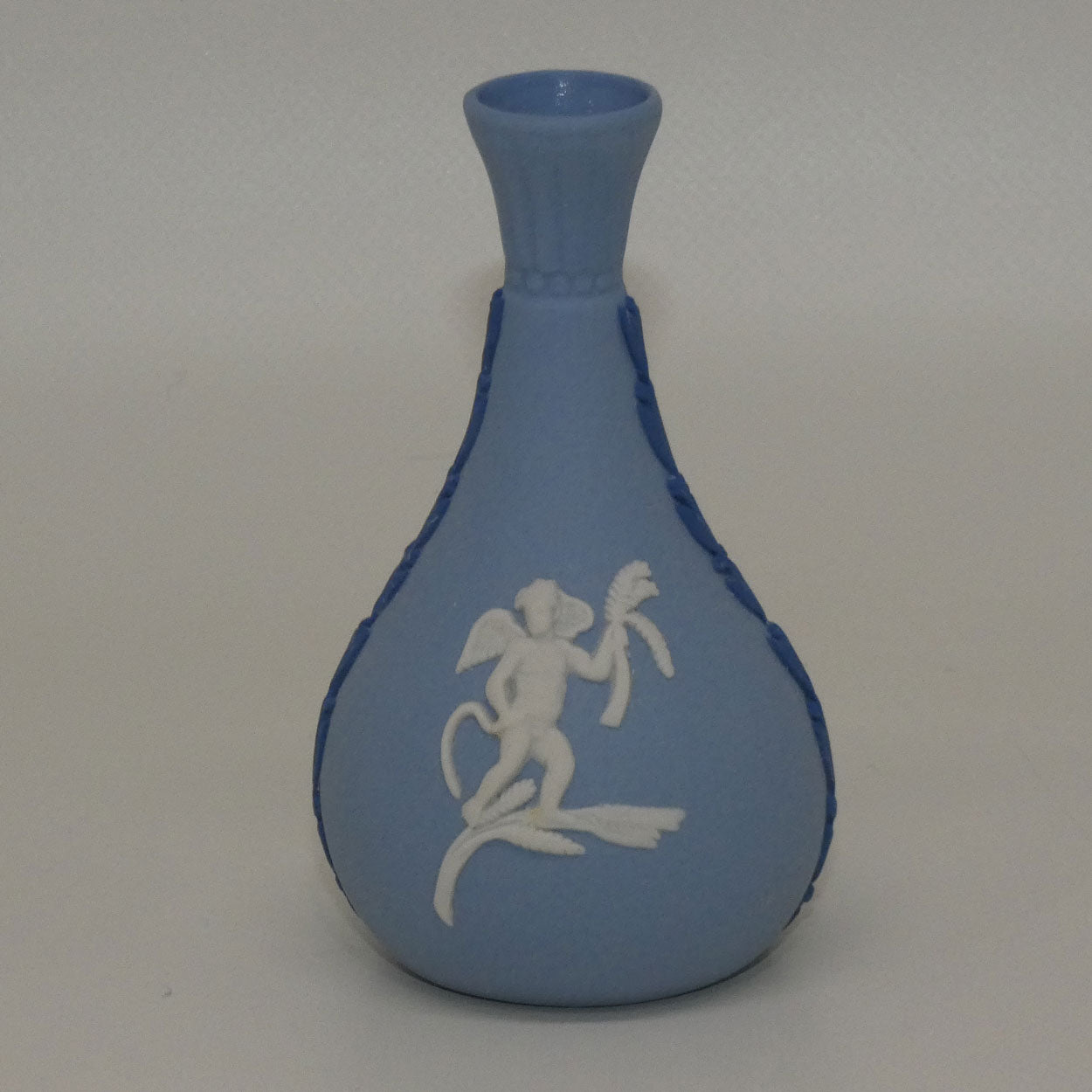 wedgwood-jasper-seasons-twcs-mini-bud-vase-winter